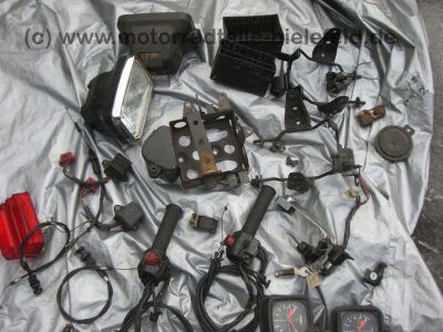 Honda_CB_250_CB250_RS_250RS_CB250RS_schwarzblau_Deluxe_MC02_vgl__CL_250S_MD04_56.jpg