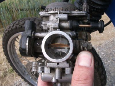 Suzuki_DR125SE_SF44A_blau_2x_Zylinderkopf_DR_GN_GZ_125_S_SE_125S_125SE_SF_43_44_SF43_SF44_A_B_43B_44A_GN125_GZ125_79.jpg