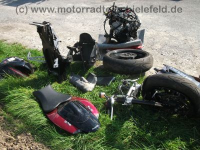 Suzuki_GSX-R_GSXR_750_600_K6_K7_zerlegt_-_Motor_Hinterrad_Schwinge_Verkleidung_etc__6.jpg