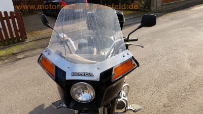 Honda_GL_1100_SC02_schwarz_Verkleidung_Koffer_Sturzbuegel_JAMA_Edelstahl-Auspuff_Radio_Highway-Bars_-_wie_GL1000_GL1_GL2_25.jpg
