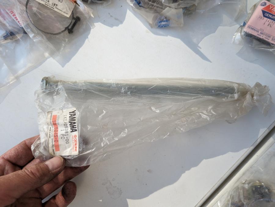1KT-25381-00 TZR250 2MA 2XW rear wheel axle Hinterrad-Achse