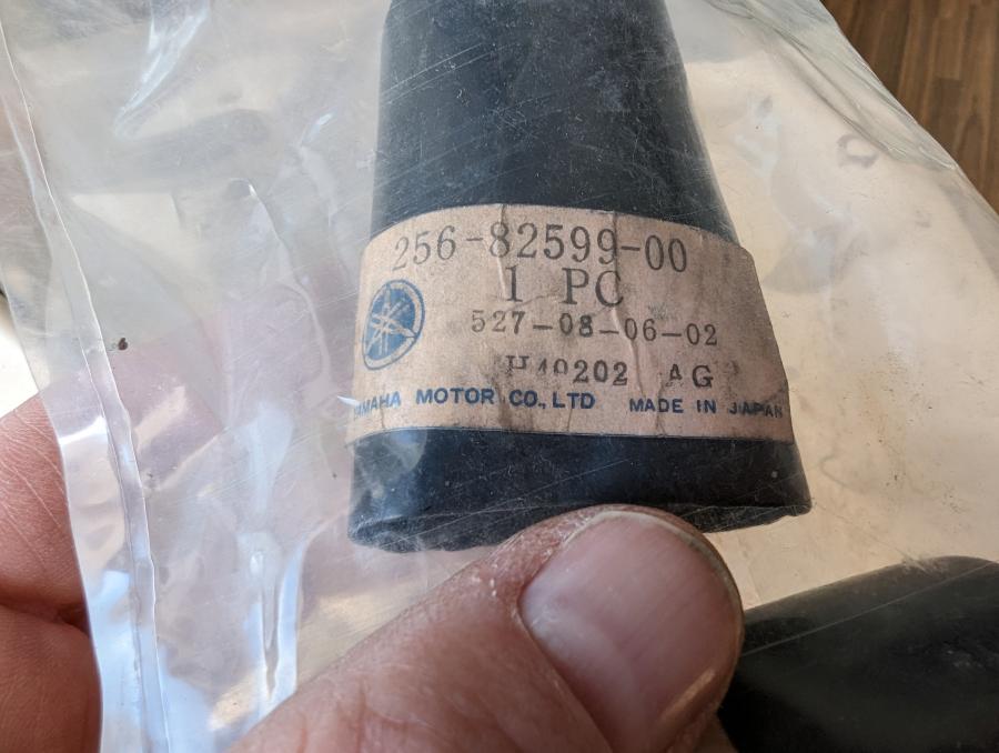 256-82599-00 DS7 MX250 MX360 R5 RD250 RD350 RT2 SC500 TY125 YZ250 YZ360 connector-cover Stecker-Huelle