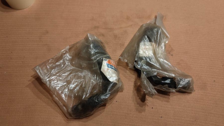 2L0- 4R4-27420-00 XS250 XS360 XS400 footrest foot-peg Fussrastentraeger