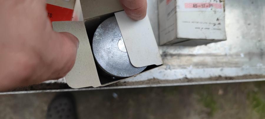 2R8-11631 PISTON RD250 xyz