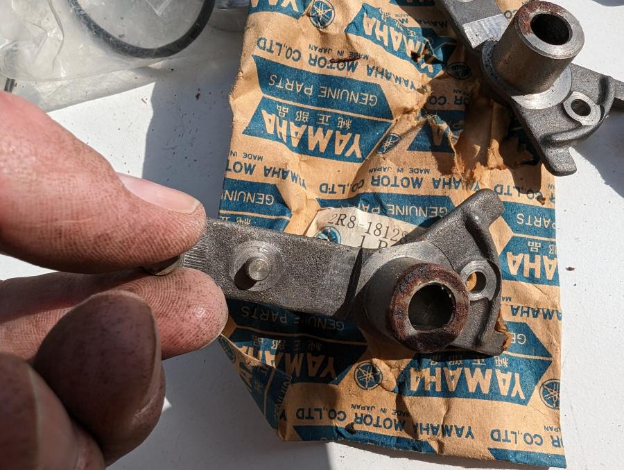 2R8-18128-00 RD400 Schaltgabel Schalt-Hebelei gear-switch bracket