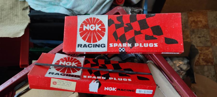 94701-00008 NGK B8ES Renn-Zuendkerzen racing spark-plugs
