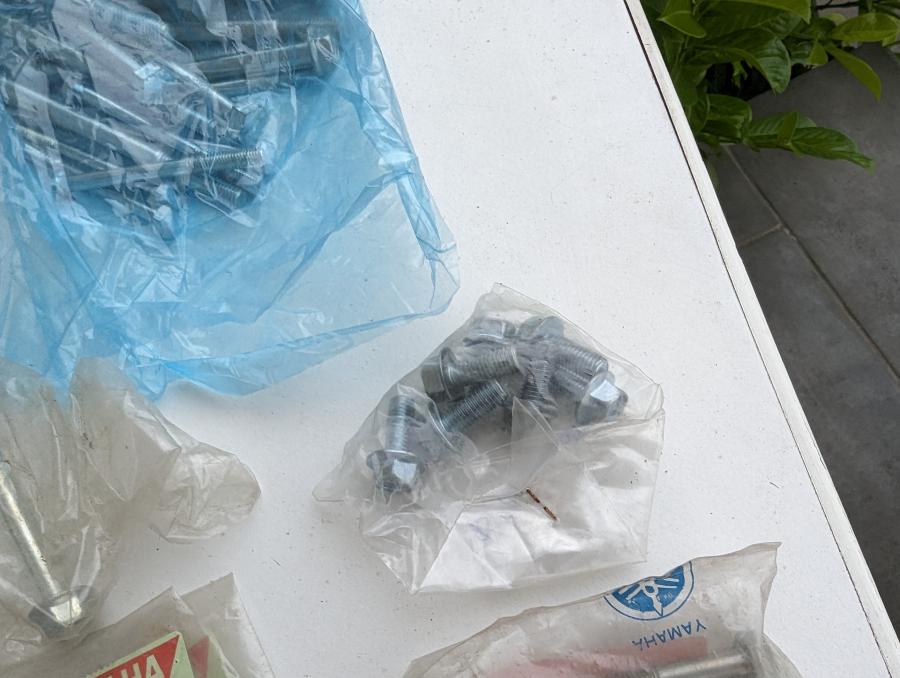 screws bolts nuts Schrauben Bolzen Muttern
