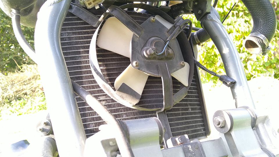 Kawasaki ZZ-R1100 ZZR1100 ZXT10C Rolling Chassis - Ersatzteile wie z.B. Rahmen Räder Gabel Airbox Instrumente und Sitzbank.