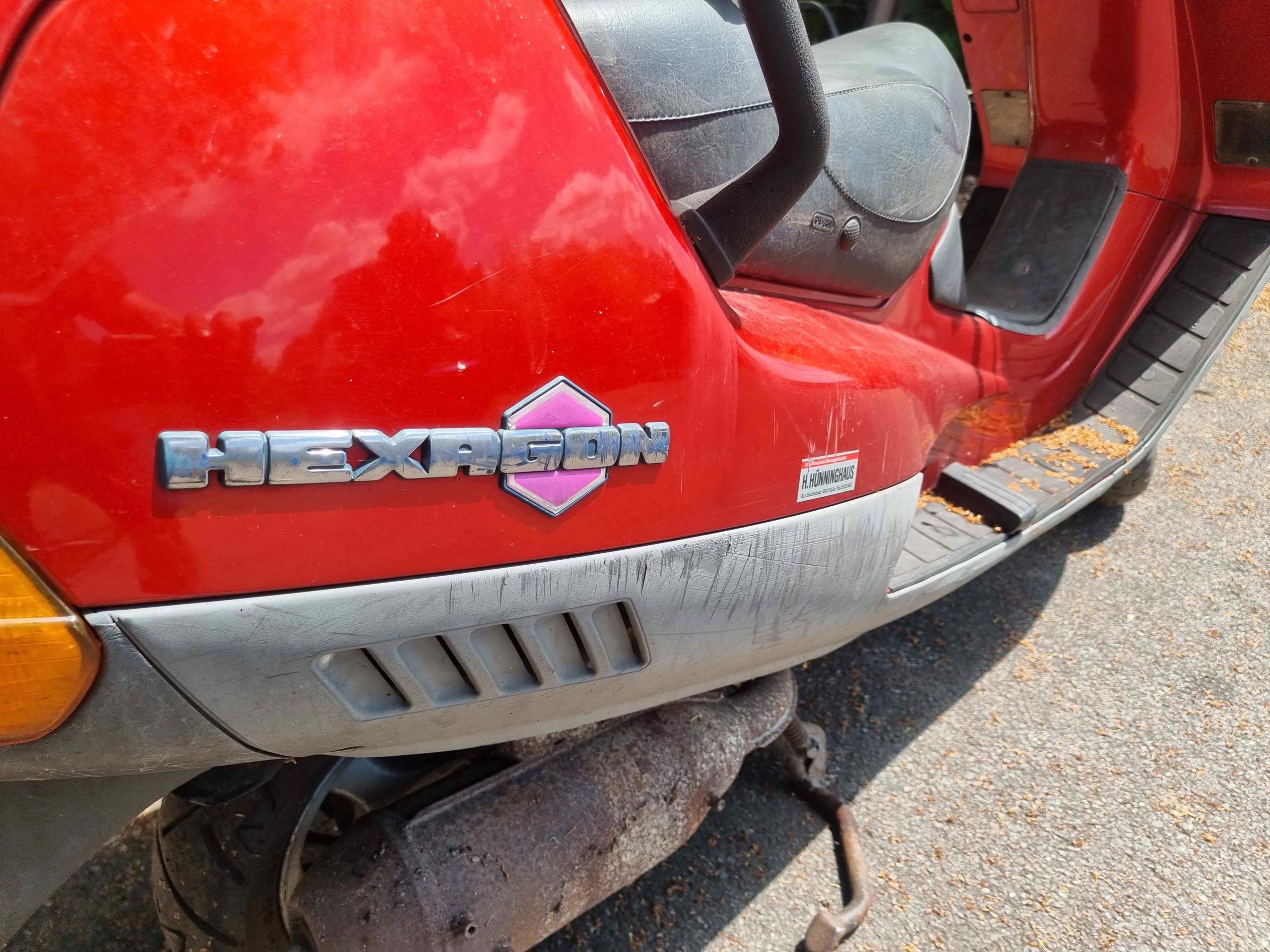 Piaggio Hexagon Roller in rot. Mit einer vom Tacho abgelesenen Laufleistung von 32.002 Km