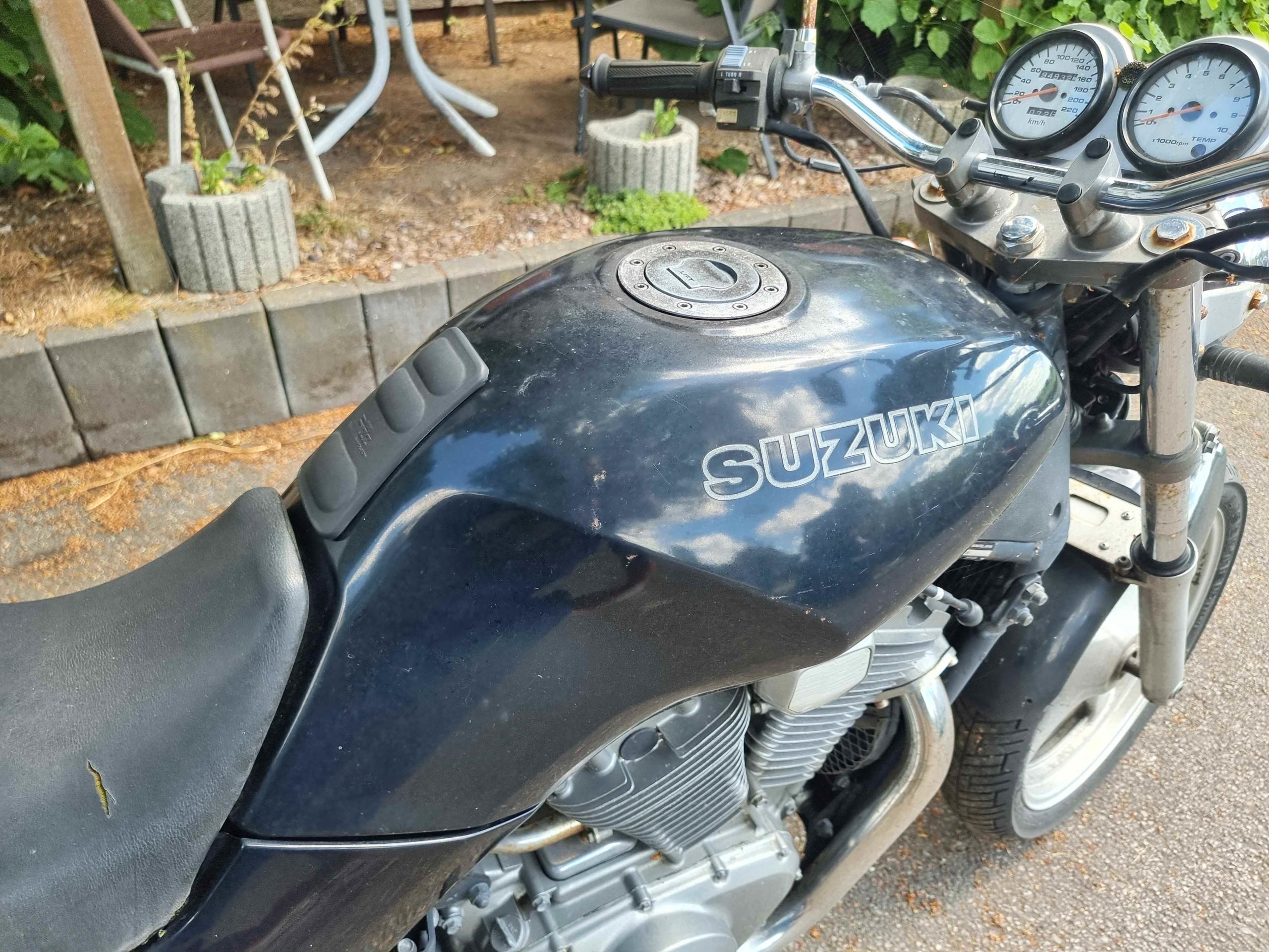 Suzuki VX 800 Naked Bike Tourer mit 61 PS in schwarz
