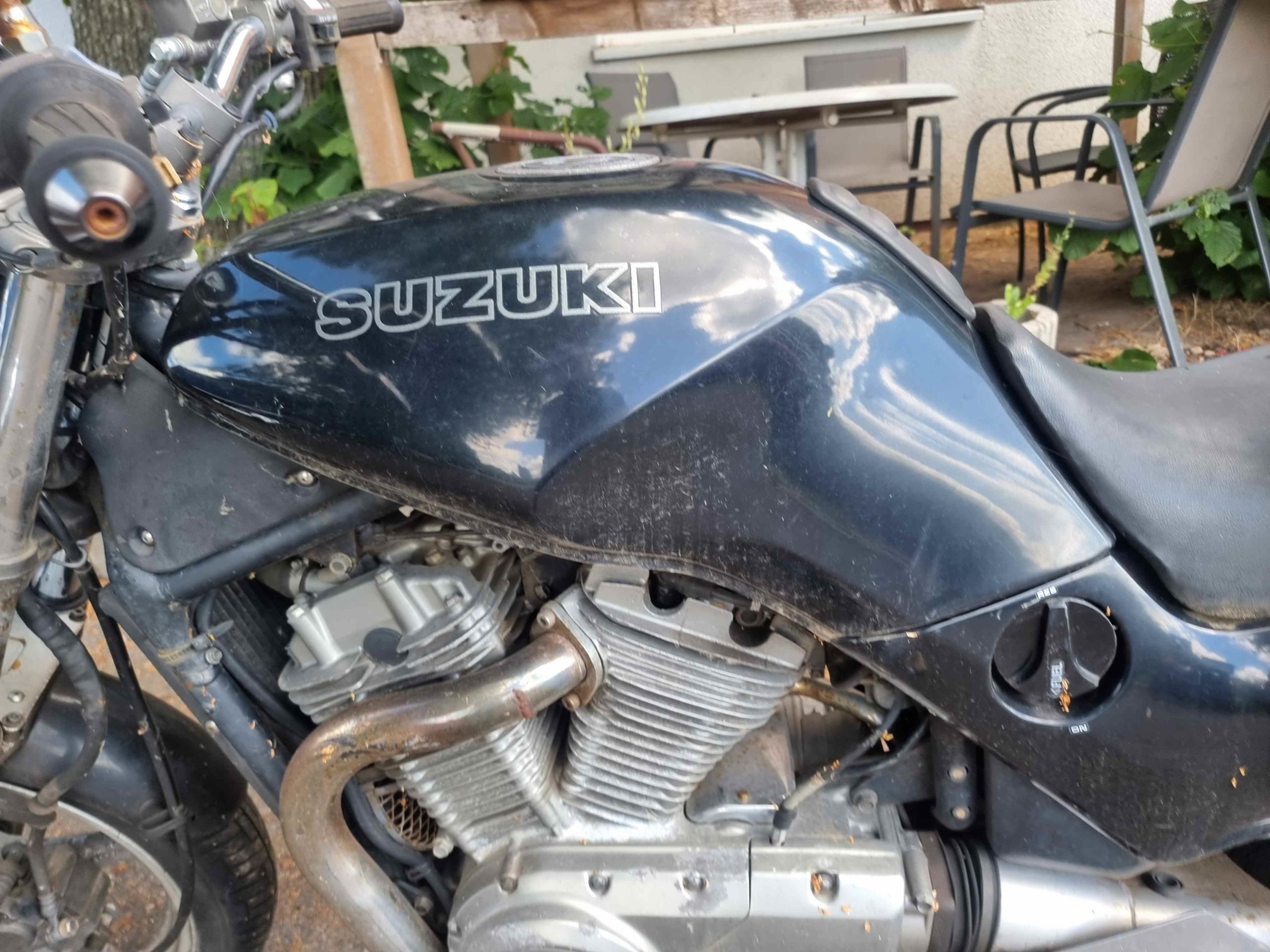 Suzuki VX 800 Naked Bike Tourer mit 61 PS in schwarz