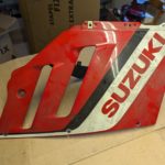 Ersatzteile Suzuki GSXR750 J-K Seiten-Verkleidung side-cover V Links Ersatzteile Suzuki GSXR750 J-K Seiten-Verkleidung side-cover V Links Suzuki GSXR750 J K Seiten Verkleidung side cover V Links 94441 17c0 5